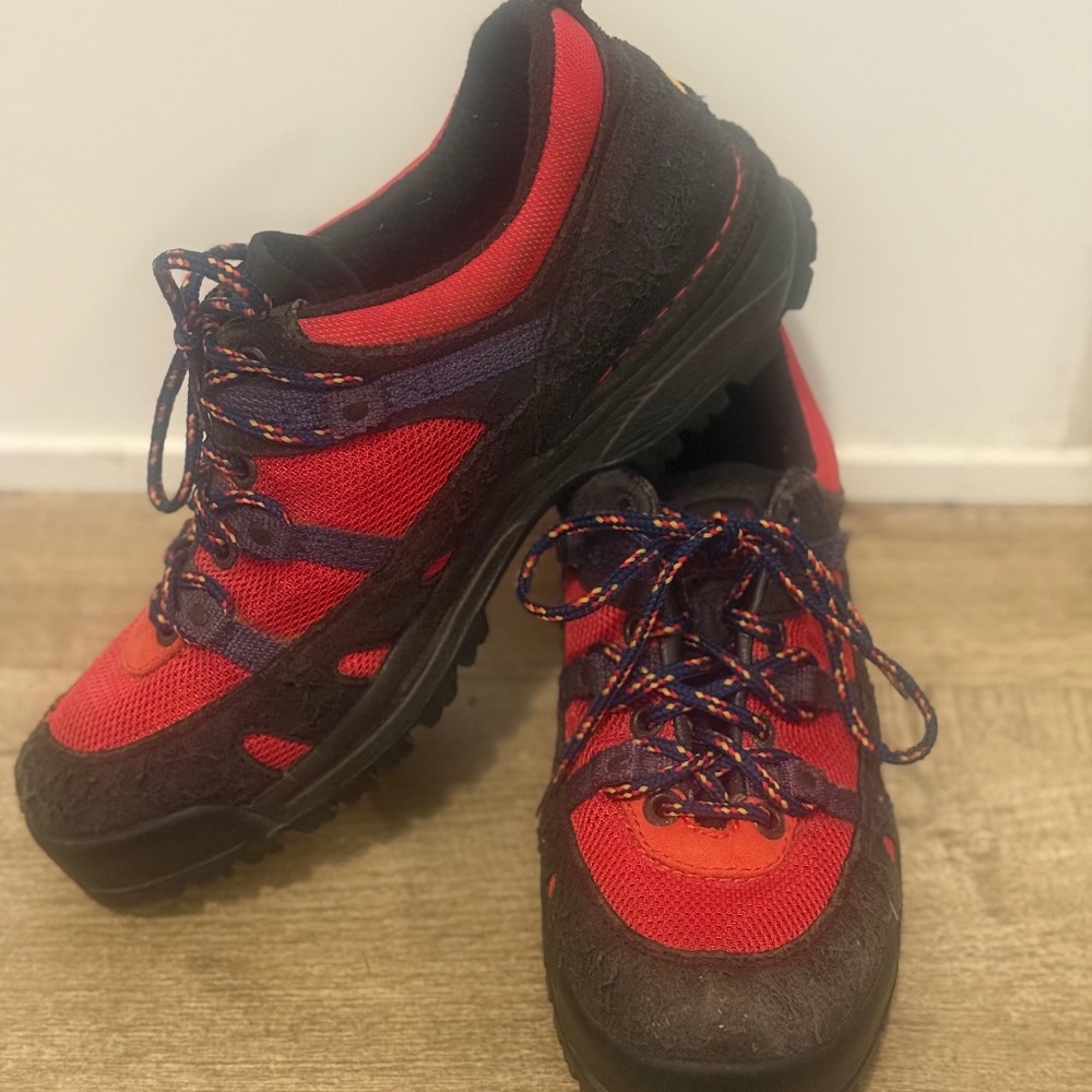 Red/Black Rock port hiking shoes size 9.5